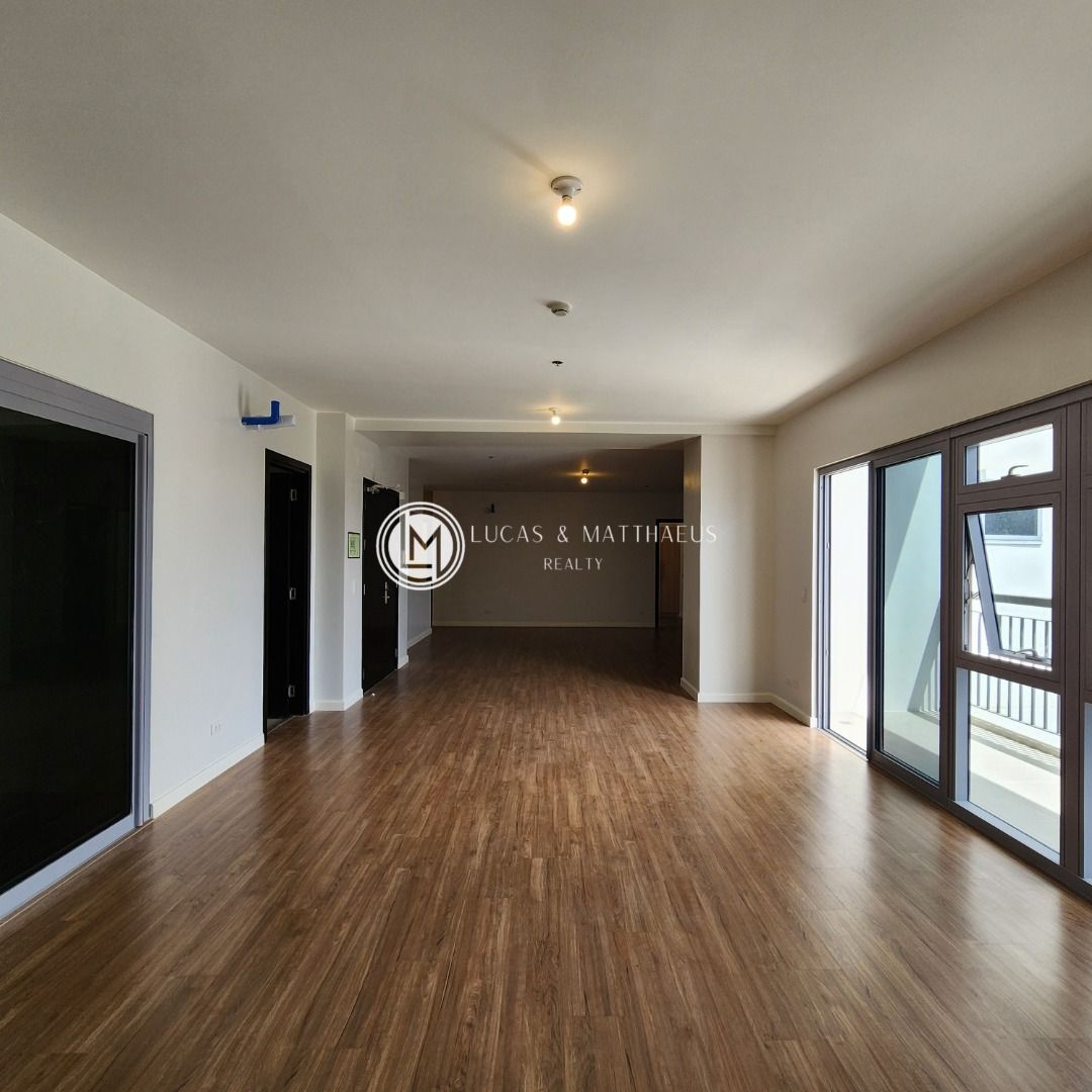 Photo inspiration: Curated Penthouse Apartments With Gourmet Kitchen Near City Park Gallery View