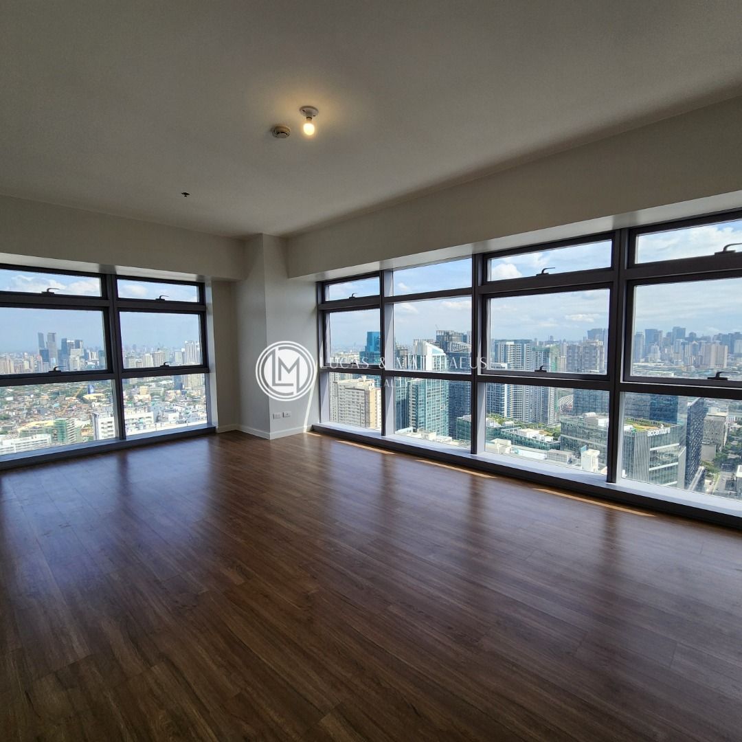 A closer look at Penthouse View Apartments In Uptown Area