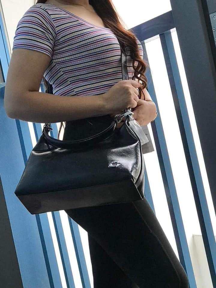 🍀 CCH Juliet Shoulder Bag (Category: Luxury Bags & Wallets) located in Manila. Submitted by shan_kenz (Listing ID 1305502443, Image 1). Description: 🍀 CCH Juliet Shoulder Bag ▪️28*12*8cm 💰P2,200 ▪️Actual photo ▪️Plus SF.