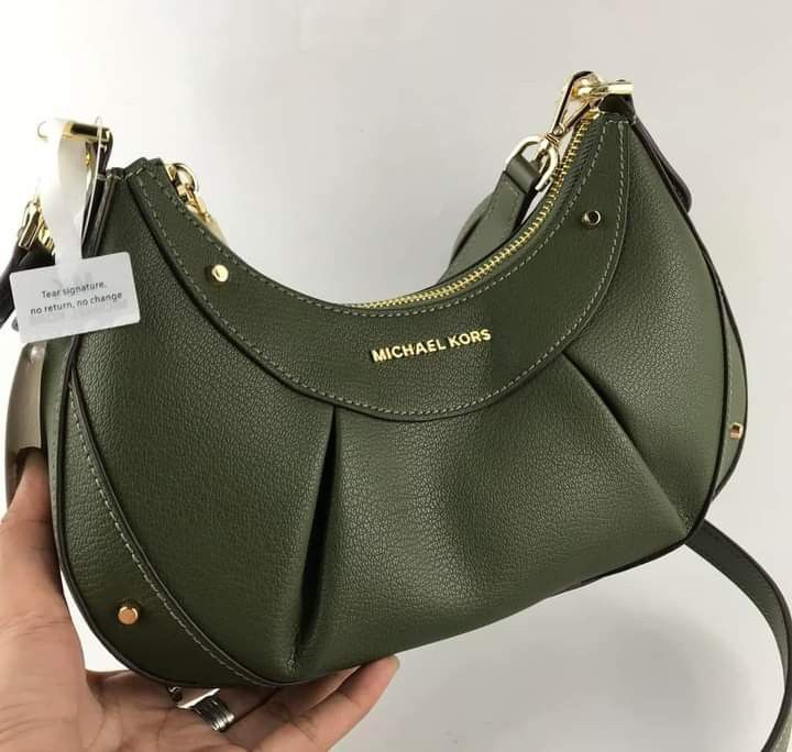 🍀 MK Enzo Logo Small Hobo Bag (Category: Luxury Bags & Wallets) located in Manila. Submitted by shan_kenz (Listing ID 1305503308, Image 2). Description: 🍀 MK Enzo Logo Small Hobo Bag ▪️ W: 26.5cm, H: 12.5cm, D: 10.5cm 💰P2,200 ▪️Actual photo ▪️Plus SF.