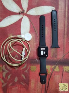 APPLE WATCH Series 4 44mm with Charging Cord