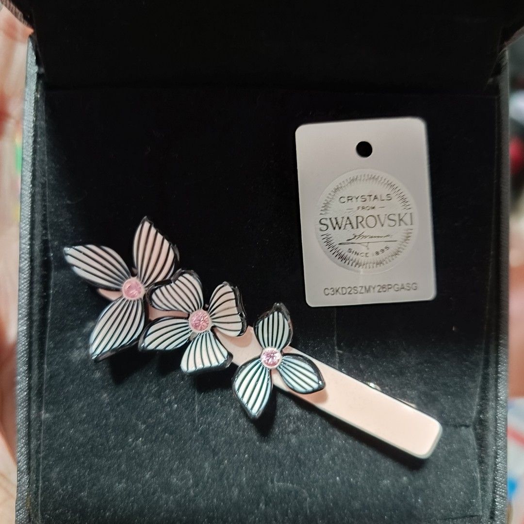 AUTHENTIC SWAROVSKI Flower Hairclip!! (Category: Luxury Accessories) located in Bacoor. Submitted by strvv.clothes (Listing ID 1305500805, Image 1). Description: Authentic! I bought it from Singapore Botanic Garden. negotiable open to any offers to lower the price :) MOP: GCASH MOD: J&T Or Lalamove if near. Thank you happy shopping^^.