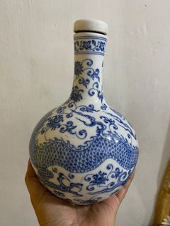 Chinese blue white porcelain Dragon  vase bottle