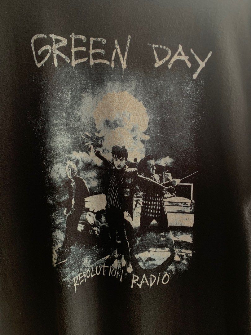 green day revolution radio, Fesyen Pria, Pakaian , Atasan di Carousell