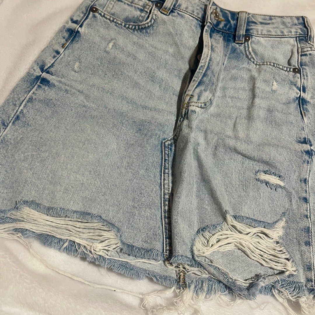 H&M Denim Skirt in lightwashed (Category: Skirts) located in Pasay City. Submitted by prelovedbycake (Listing ID 1305662068, Image 3). Description: Original Distressed details Used 3~4 times only No available WW, cannot find my picture anymore. 26in waist 16in length front and 16.5in back hips 18.5in .