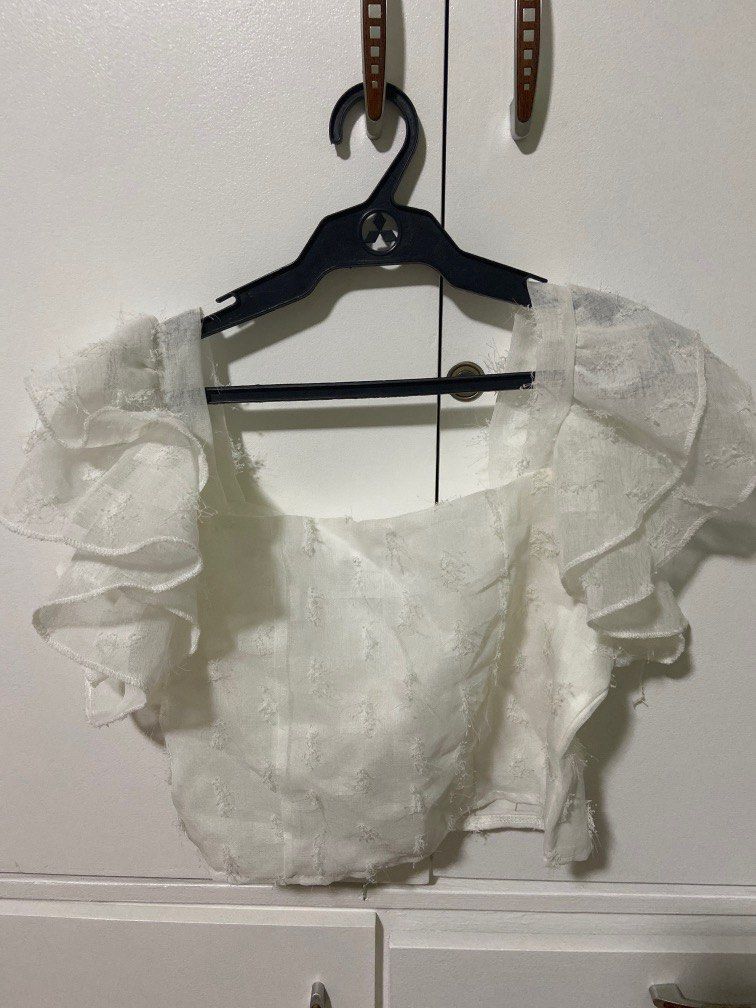 Lovito Ruffled White Top (Category: Blouses) located in Pasig City. Submitted by mbtra (Listing ID 1305623487, Image 1). Description: - never worn - size large .