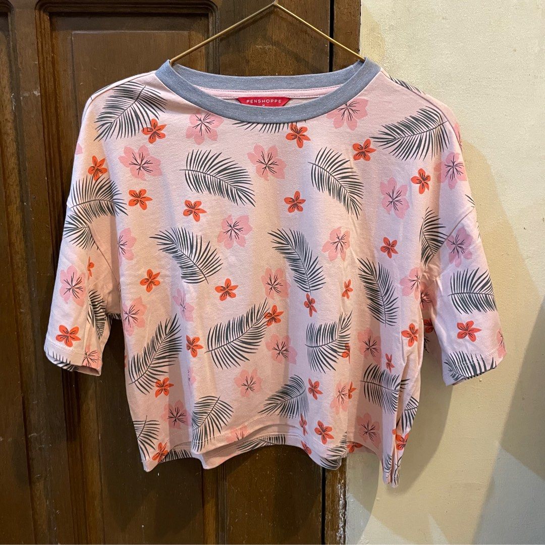 Penshoppe Floral Pink Print Crop Tee Women s Fashion Tops Shirts on Carousell