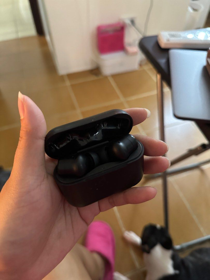 Razer earbuds (Category: Earphones) located in Mandaluyong City. Submitted by prelovedbytim (Listing ID 1305595978, Image 1). Description: .