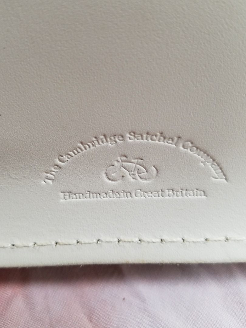 Satchel Cambridge White Bag Handcrafted Leather (Category: Luxury Bags & Wallets) located in San Carlos. Submitted by khaisser07 (Listing ID 1305544104, Image 3). Description: The Satchel Cambridge Leather Bag Like new condition, handcrafted Price 6800 Negotiable .