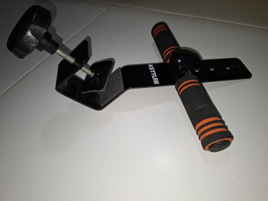 Sit up foot holder clamp under door type