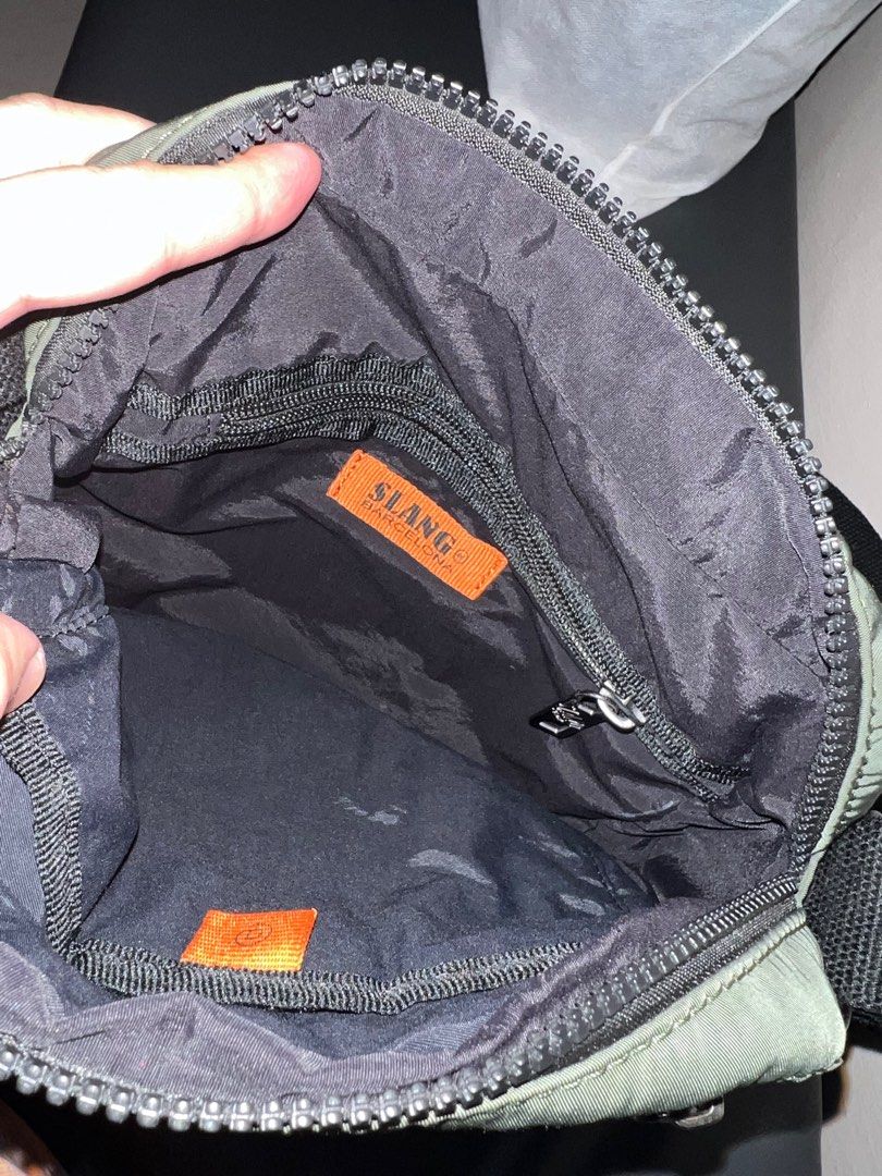 Slang barcelona messenger bag (Category: Cross-body Bags) located in Manila. Submitted by chua.av102380 (Listing ID 1305668903, Image 3). Description: Slang barcelona. Needs to repair zipper. No issues other than the zipper. Thick materials..