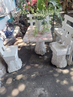 2ND HAND GARDEN SET CEMENTED TABLE AND CHAIRS  GARDEN SET TABLE AND CHAIRS BATO FOR PICK UP ONLY