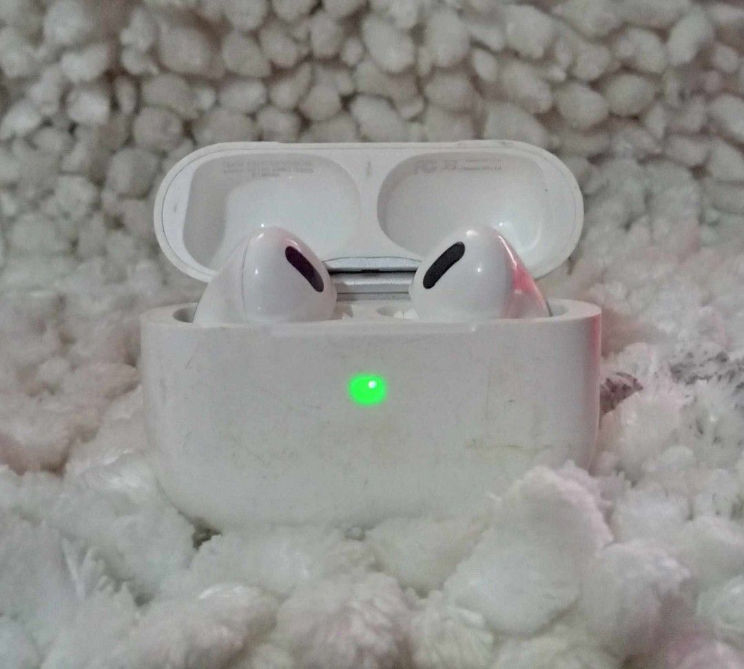 Apple Airpods 1st Generation (Category: Earphones) located in Pasig City. Submitted by califinestcollectibles (Listing ID 1305764173, Image 3). Description: Apple Airpods 1st Generation with charger EL#75 model: A2190 EMC 3326 519MAH ISSUE: No earsilicon Legit items/Original from USA Actual and Detailed Pictures Posted for pick up/meet up at One Oasis Condominium Ortigas Extension Pasig City.