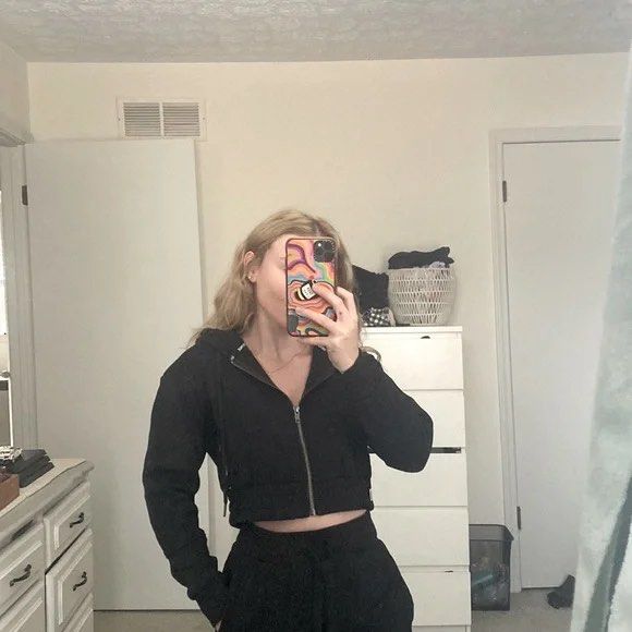BNWT LOUNGE UNDERWEAR CROP JACKET IN BLACK (Category: Coats, Jackets and Outerwear) located in Singapore. Submitted by vougeaura (Listing ID 1305752021, Image 1). Description: no trades.