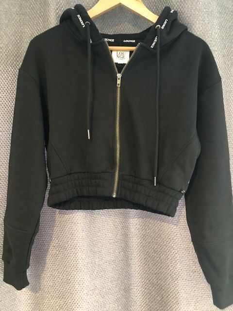 BNWT LOUNGE UNDERWEAR CROP JACKET IN BLACK (Category: Coats, Jackets and Outerwear) located in Singapore. Submitted by vougeaura (Listing ID 1305752021, Image 2). Description: no trades.