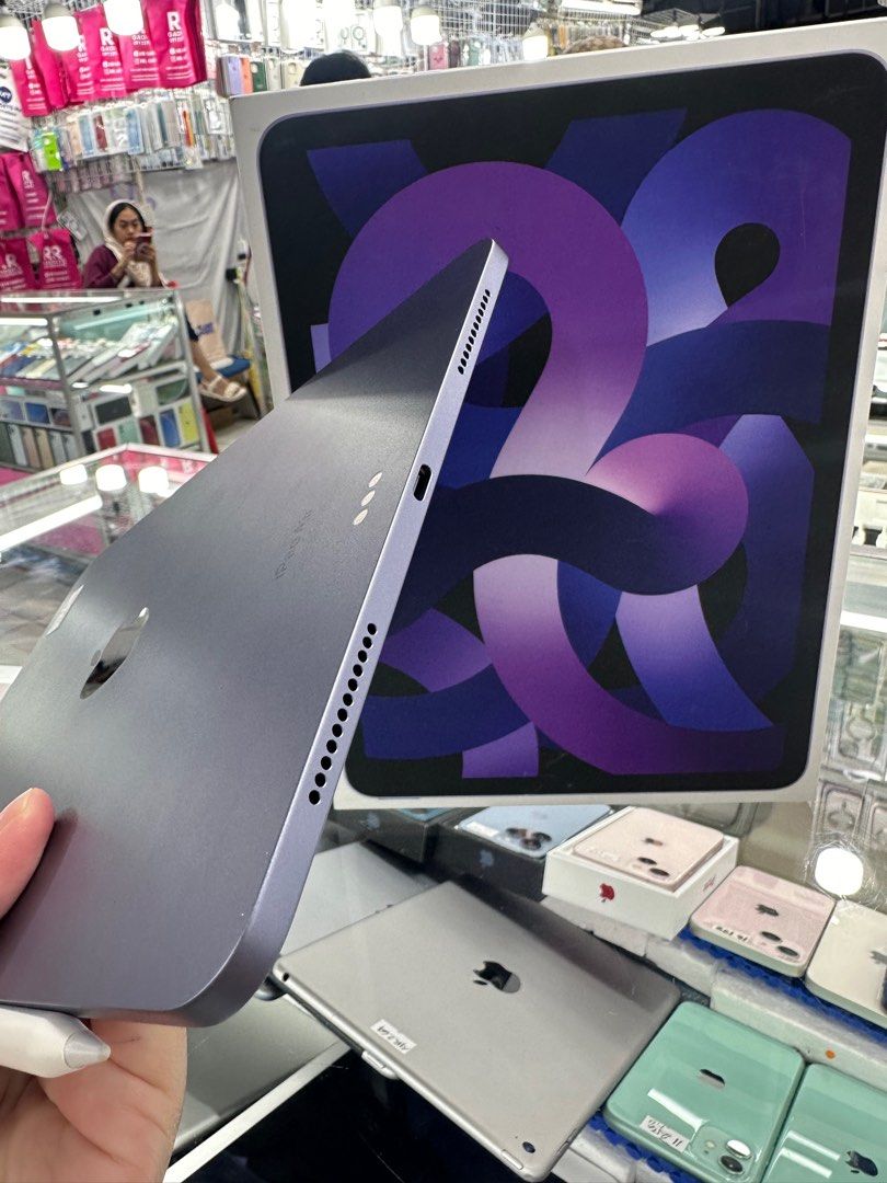 ipad air 5 m1 wifi (Category: iPad) located in San Juan City. Submitted by jalailahmamosaca (Listing ID 1305767440, Image 2). Description: iPad Air 5 M1 64GB WiFi PuRple No issue No dents complate packge same sirial box underwarranty sya sa powermac 📍SAN JUAN GREEENHILLS WE HAVE PHYSICAL STORE ✅ We accept Trade in ✅ We also buy any kind of gadgets like laptop, iPad, iPhone, table & Samsung. pm for more inquire 📞09125890826 .