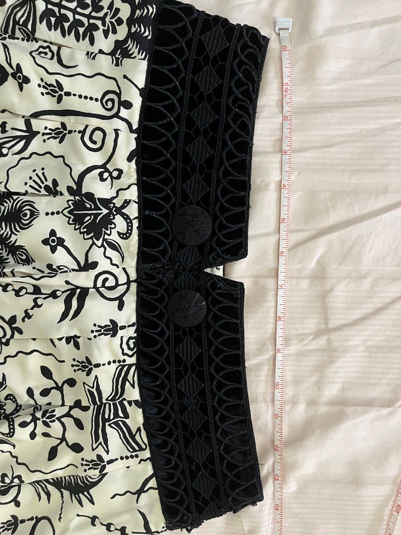 Jessica size 4 silk skirt (Category: Skirts) located in Makati City. Submitted by i.glam (Listing ID 1305748783, Image 2). Description: Pick up makati . Tape measure for waist as seen in photo.