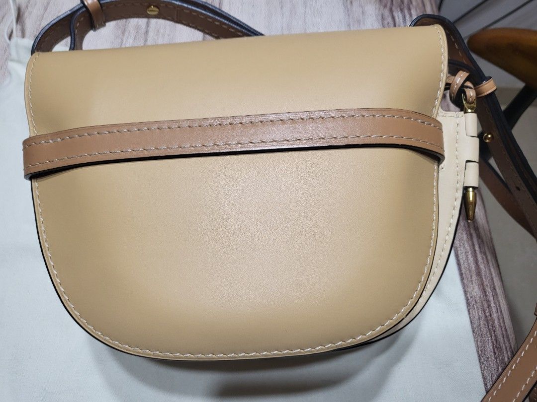 Loewe （分類：手袋及銀包）位於 Hong Kong。 由 dayday13 提交（商品編號 1305776315，圖片 3）。簡介： 有塵袋，95%新，小用。