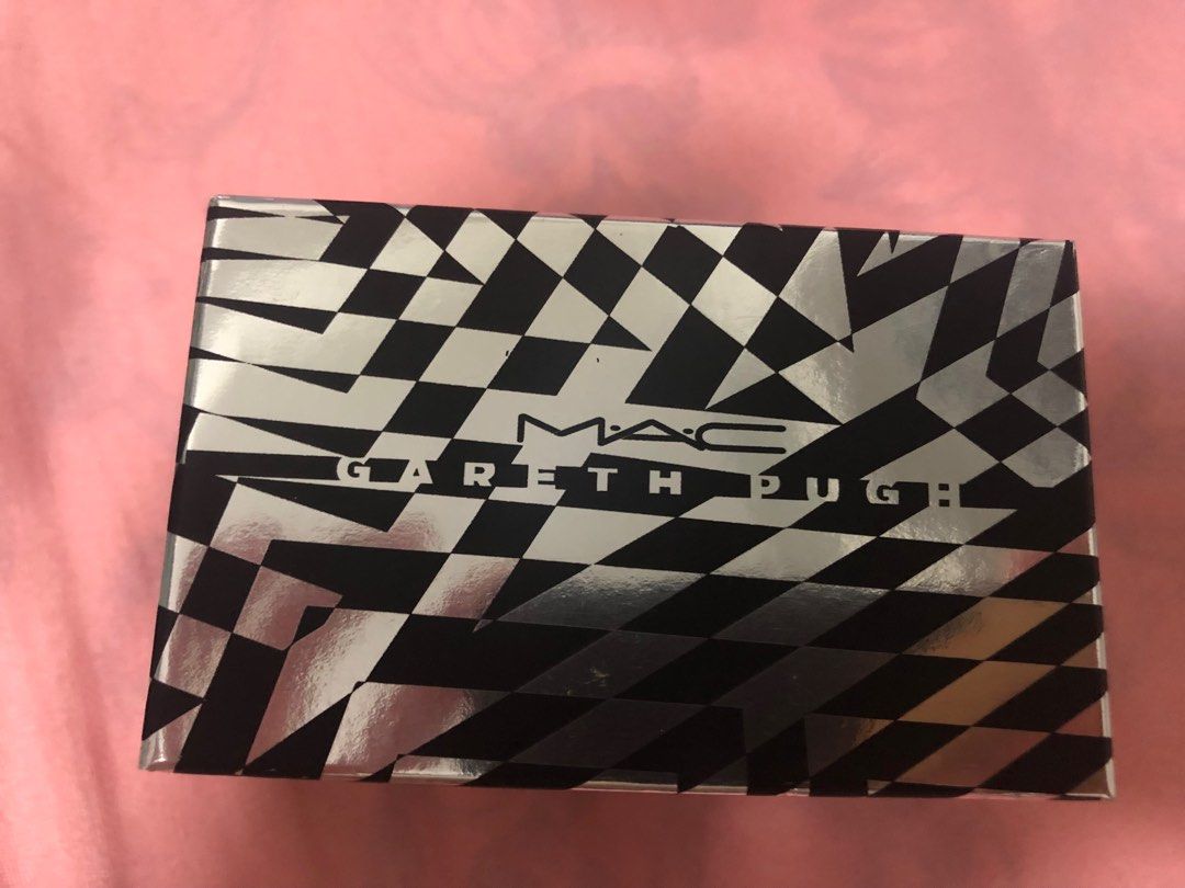Mac square handled buffer brush （分類：化妝品）位於 Hong Kong。 由 kiueve 提交（商品編號 1305773377，圖片 3）。簡介： 全新，只係盒較殘舊。