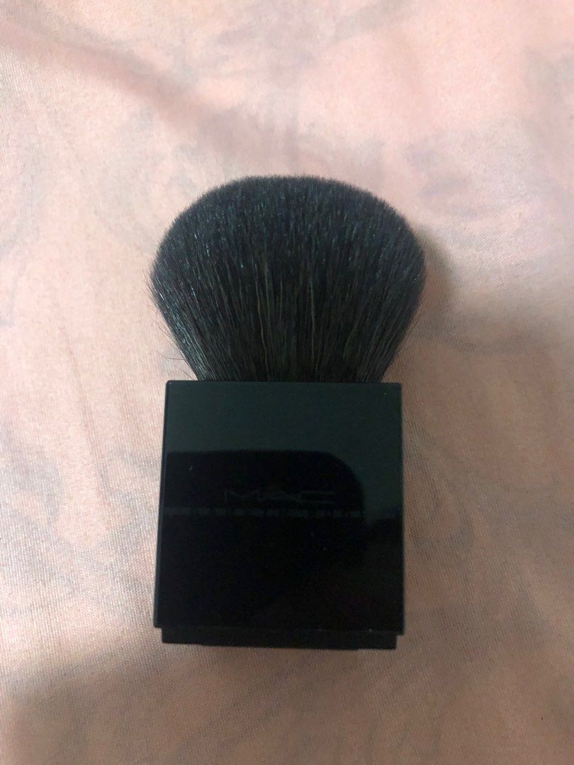 Mac square handled buffer brush （分類：化妝品）位於 Hong Kong。 由 kiueve 提交（商品編號 1305773377，圖片 1）。簡介： 全新，只係盒較殘舊。