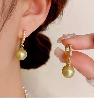 Moissanite Diamond & Pearl Loop Earrings
18K SOLID Gold 
10-11mm South Sea Pearl

💯% passed in Diamond Tester
💯% PAWNABLE
est. 2.5 grams
Solid Gold for everyday use