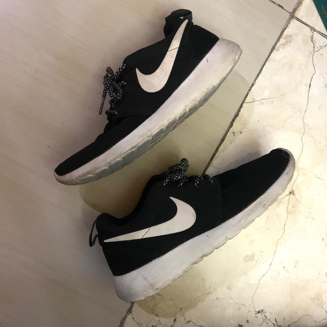 black and white roshes womens