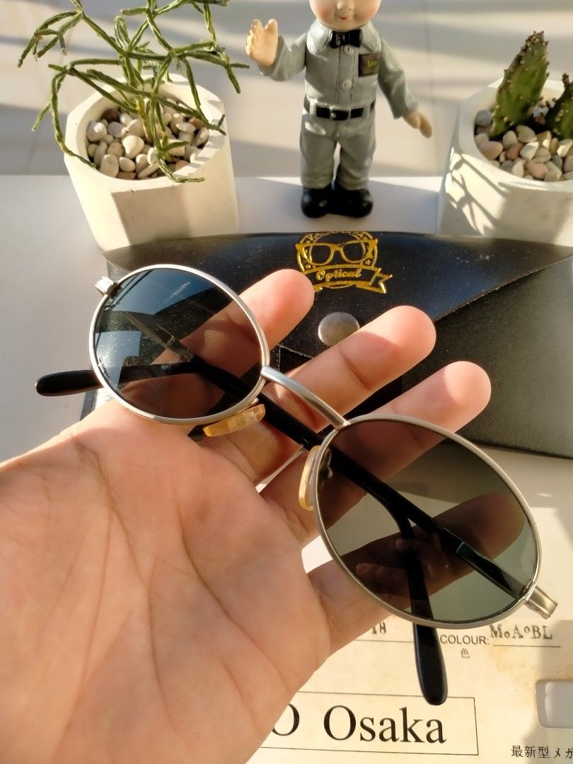 Vintage oval round sunglasses Joey Ramones sunglasses 70s Brand Sunclassics made in japan Tag logo brand ukiran timbul Frame besi chrome metalic
