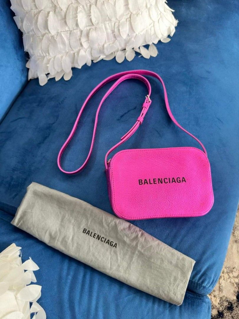 💯 Balenciaga camera bag (Category: Luxury Bags & Wallets) located in General Santos City (Dadiangas). Submitted by braverabbit.67 (Listing ID 1306008678, Image 1). Description: 𝘓𝘦𝘨𝘪𝘵☝🏻𝘖𝘳𝘪𝘨|𝘈𝘶𝘵𝘩𝘦𝘯𝘵𝘪𝘤💯✅ 📌𝗦𝘂𝗿𝗲 𝗯𝘂𝘆𝗲𝗿 𝗺𝗮𝘆 𝗿𝗲𝗾𝘂𝗲𝗦𝘁 𝗺𝗼𝗿𝗲 𝗱𝗲𝘁𝗮𝗶𝗹𝗲𝗱 𝗽𝗶𝗰𝗦📸📸 ‼️PM PM PM‼️👉🏻📥📥 ❌NO PM❌NO ITEM POLICY ✈️WE SHIP WORLDWIDE🇺🇸🇨🇦🇬🇧🇸🇬🇪🇭🇶🇦🇦🇺.