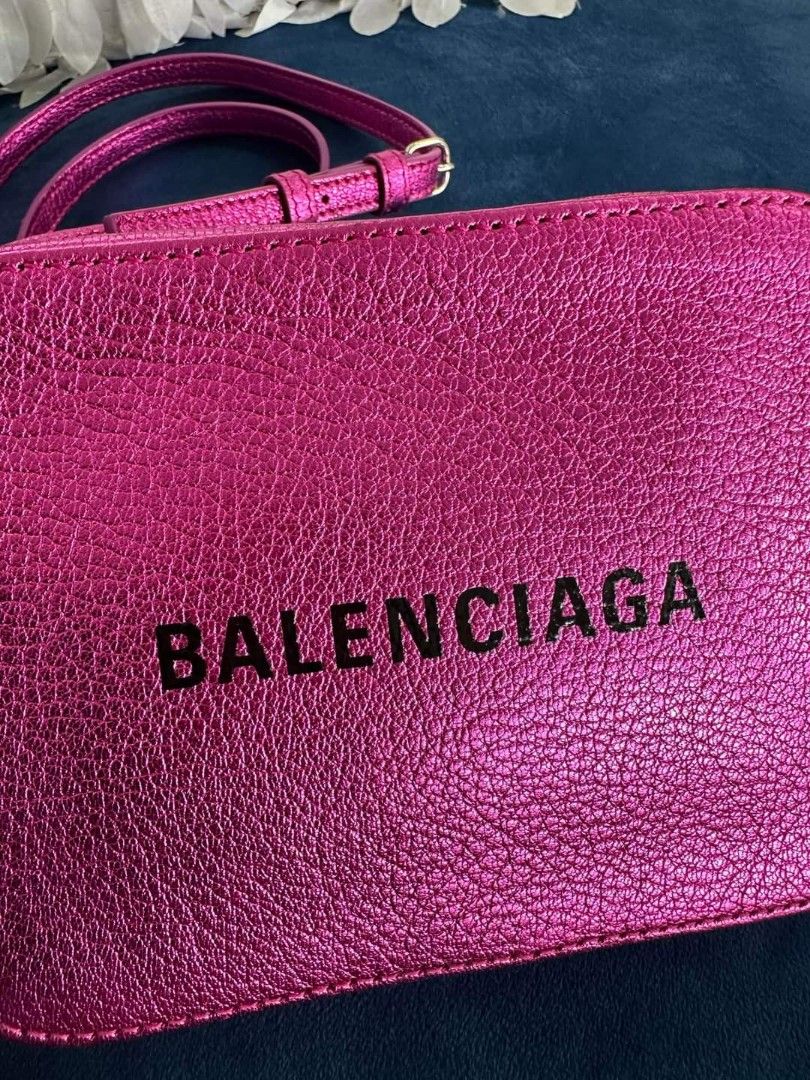💯 Balenciaga camera bag (Category: Luxury Bags & Wallets) located in General Santos City (Dadiangas). Submitted by braverabbit.67 (Listing ID 1306008678, Image 3). Description: 𝘓𝘦𝘨𝘪𝘵☝🏻𝘖𝘳𝘪𝘨|𝘈𝘶𝘵𝘩𝘦𝘯𝘵𝘪𝘤💯✅ 📌𝗦𝘂𝗿𝗲 𝗯𝘂𝘆𝗲𝗿 𝗺𝗮𝘆 𝗿𝗲𝗾𝘂𝗲𝗦𝘁 𝗺𝗼𝗿𝗲 𝗱𝗲𝘁𝗮𝗶𝗹𝗲𝗱 𝗽𝗶𝗰𝗦📸📸 ‼️PM PM PM‼️👉🏻📥📥 ❌NO PM❌NO ITEM POLICY ✈️WE SHIP WORLDWIDE🇺🇸🇨🇦🇬🇧🇸🇬🇪🇭🇶🇦🇦🇺.