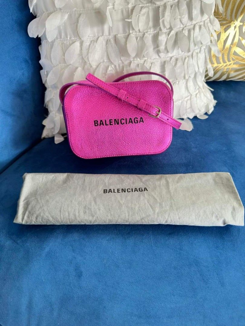💯 Balenciaga camera bag (Category: Luxury Bags & Wallets) located in General Santos City (Dadiangas). Submitted by braverabbit.67 (Listing ID 1306008678, Image 2). Description: 𝘓𝘦𝘨𝘪𝘵☝🏻𝘖𝘳𝘪𝘨|𝘈𝘶𝘵𝘩𝘦𝘯𝘵𝘪𝘤💯✅ 📌𝗦𝘂𝗿𝗲 𝗯𝘂𝘆𝗲𝗿 𝗺𝗮𝘆 𝗿𝗲𝗾𝘂𝗲𝗦𝘁 𝗺𝗼𝗿𝗲 𝗱𝗲𝘁𝗮𝗶𝗹𝗲𝗱 𝗽𝗶𝗰𝗦📸📸 ‼️PM PM PM‼️👉🏻📥📥 ❌NO PM❌NO ITEM POLICY ✈️WE SHIP WORLDWIDE🇺🇸🇨🇦🇬🇧🇸🇬🇪🇭🇶🇦🇦🇺.