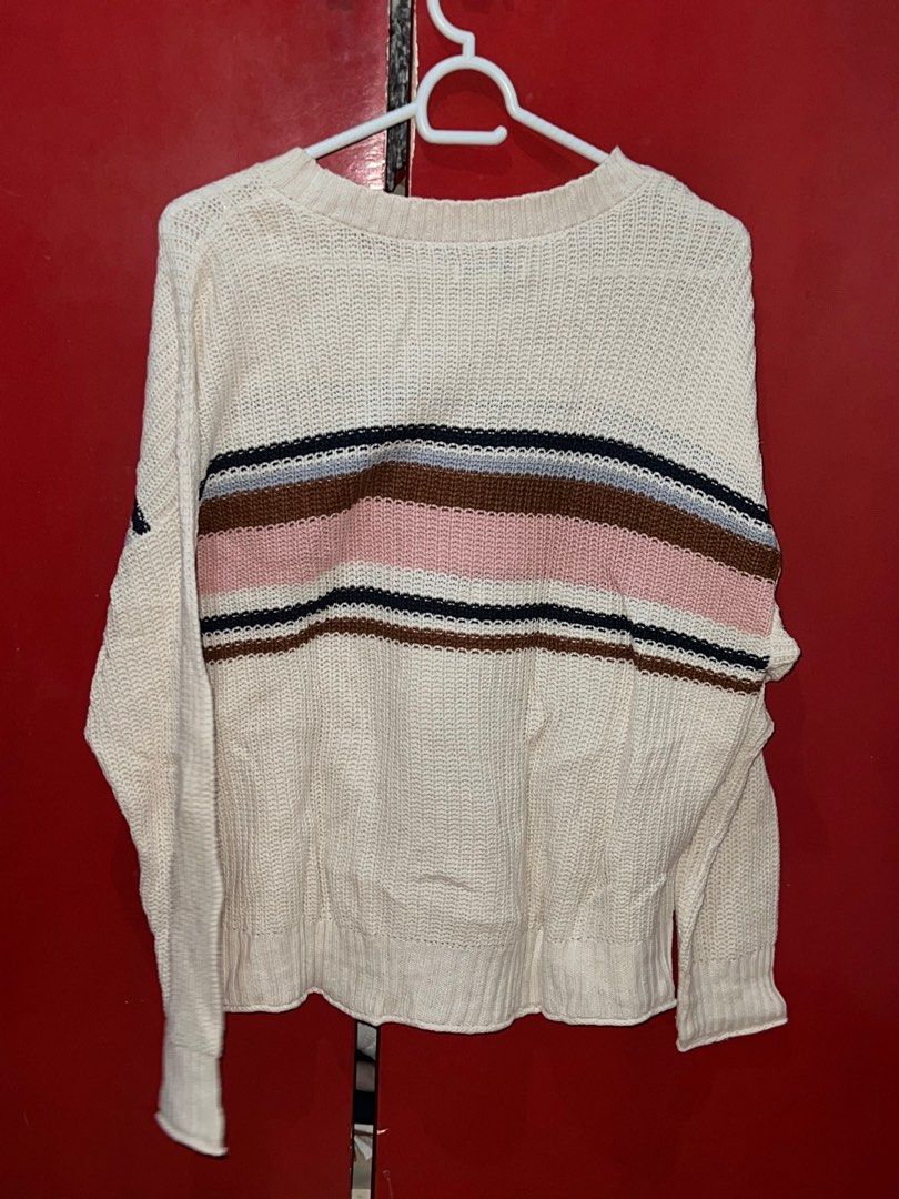American Eagle White Knitted sweater (Category: Longsleeves) located in Manila. Submitted by _glowkey (Listing ID 1305998713, Image 2). Description: Can fit medium to XL.