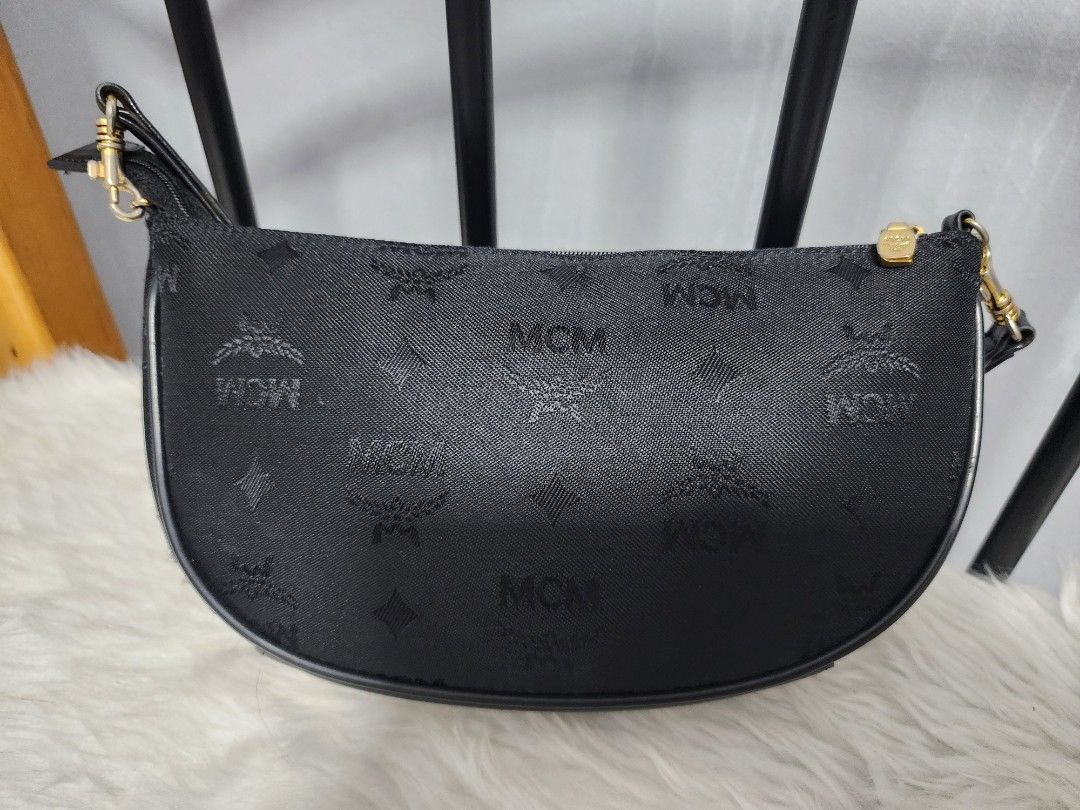 💯 Authentic MCM Monogram Pochette Bag (Category: Luxury Bags & Wallets) located in Paranaque City. Submitted by rizasauthenticitems (Listing ID 1305980989, Image 2). Description: Authentic MCM Monogram Pochette Bag Made in Germany Very good condition 9/10 very classic and elegant.