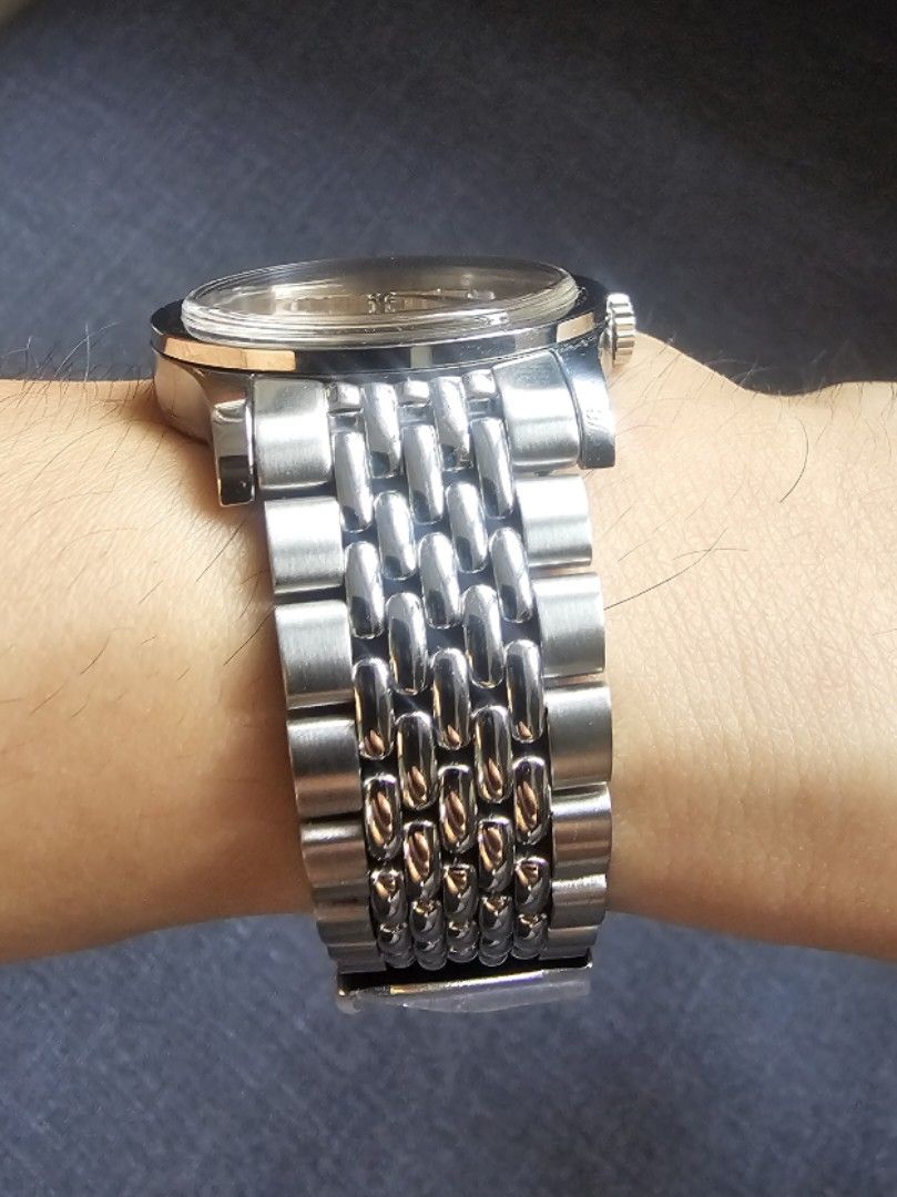 Baltic MR01 Salmon (Category: Luxury Watches) located in Makati City. Submitted by raid_yo (Listing ID 1306012235, Image 2). Description: Baltic MR01 Salmon French microbrand Diameter 36mm, lug to lug 44mm, thickness 9.9mm, lug width 20mm Domed hesalite crystal Textured salmon dial Stainless steel case and bracelet WR 30m Movt Hangzhou CAL5000a microrotor PR 42 hours Complete set Unused beads of rice bracelet. Small scratch on the bezel at the 2 