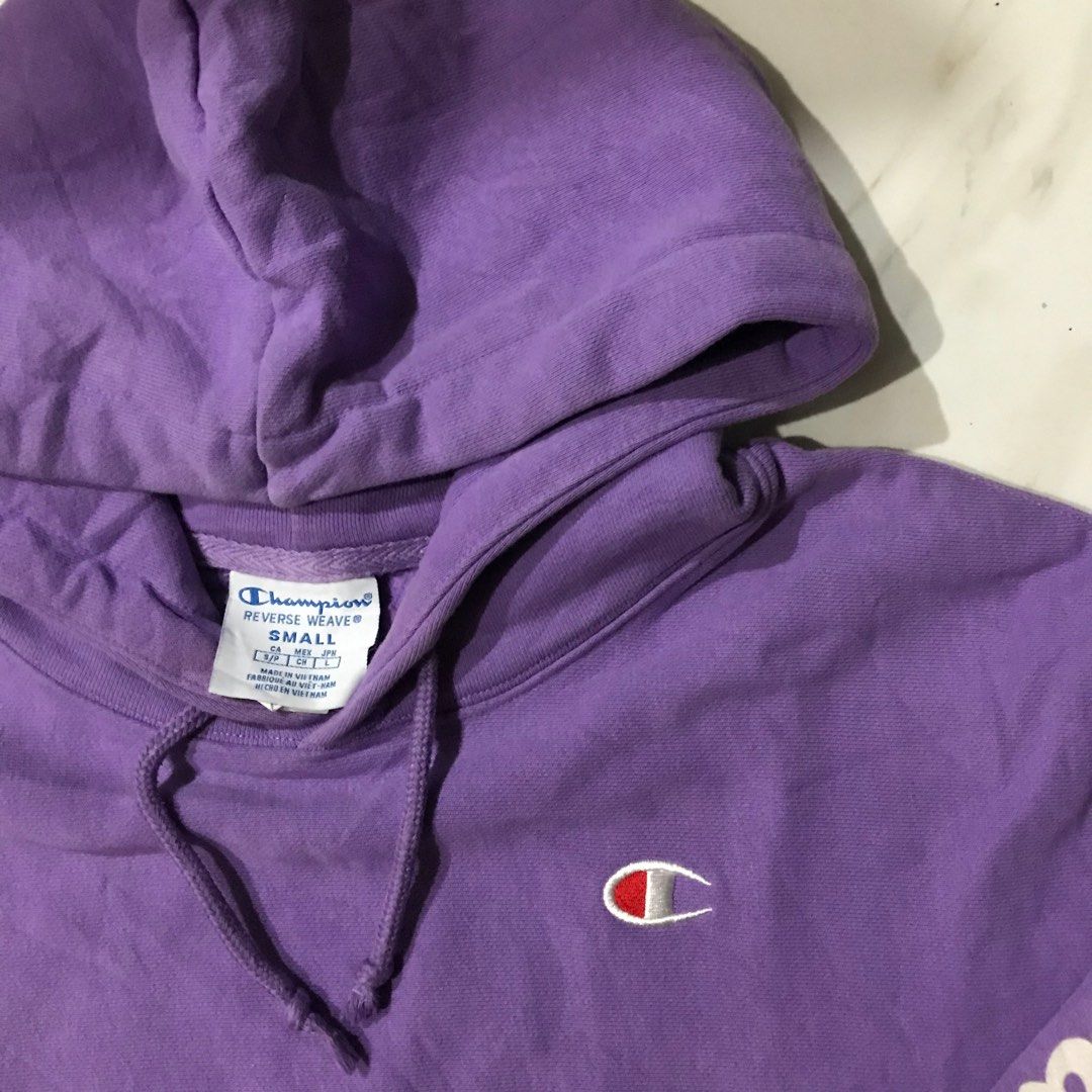 Champion Reverse weave hoodie (Category: Coats, Jackets and Outerwear) located in Antipolo. Submitted by stored_stuff (Listing ID 1305904666, Image 2). Description: good condition 9/10 all items is negotiable just pm me.