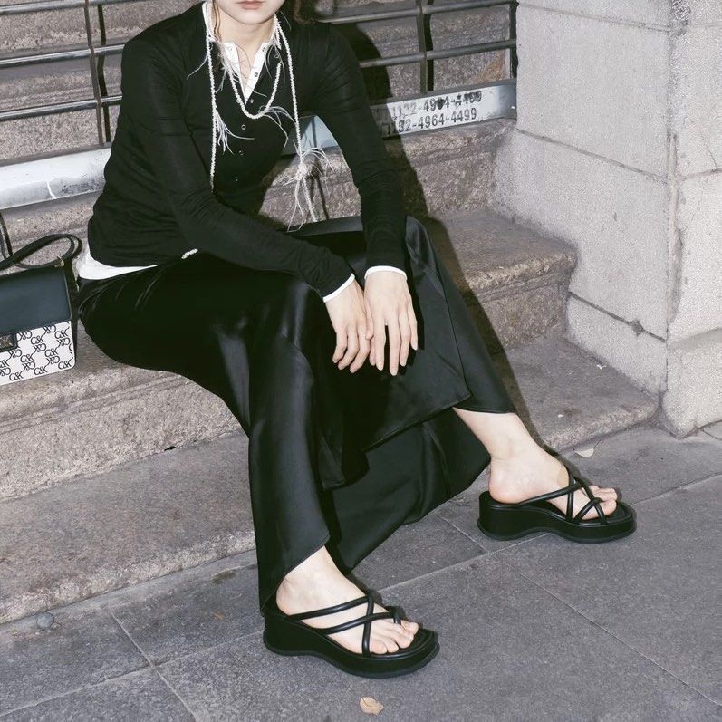 ★CHARLES&KEITH★Strappy Tubular Wedge Sandals/送料込 Black Strappy Tubular Wedge Sandals - CHARLES & KEITH MX