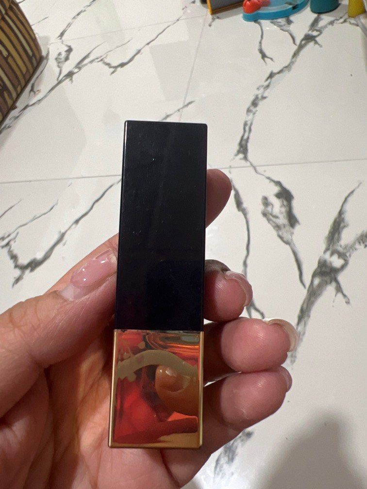 Estee lauder lipstick (Category: Makeup) located in Pasig City. Submitted by ana013 (Listing ID 1305945653, Image 2). Description: A gift from abroad, never been used.