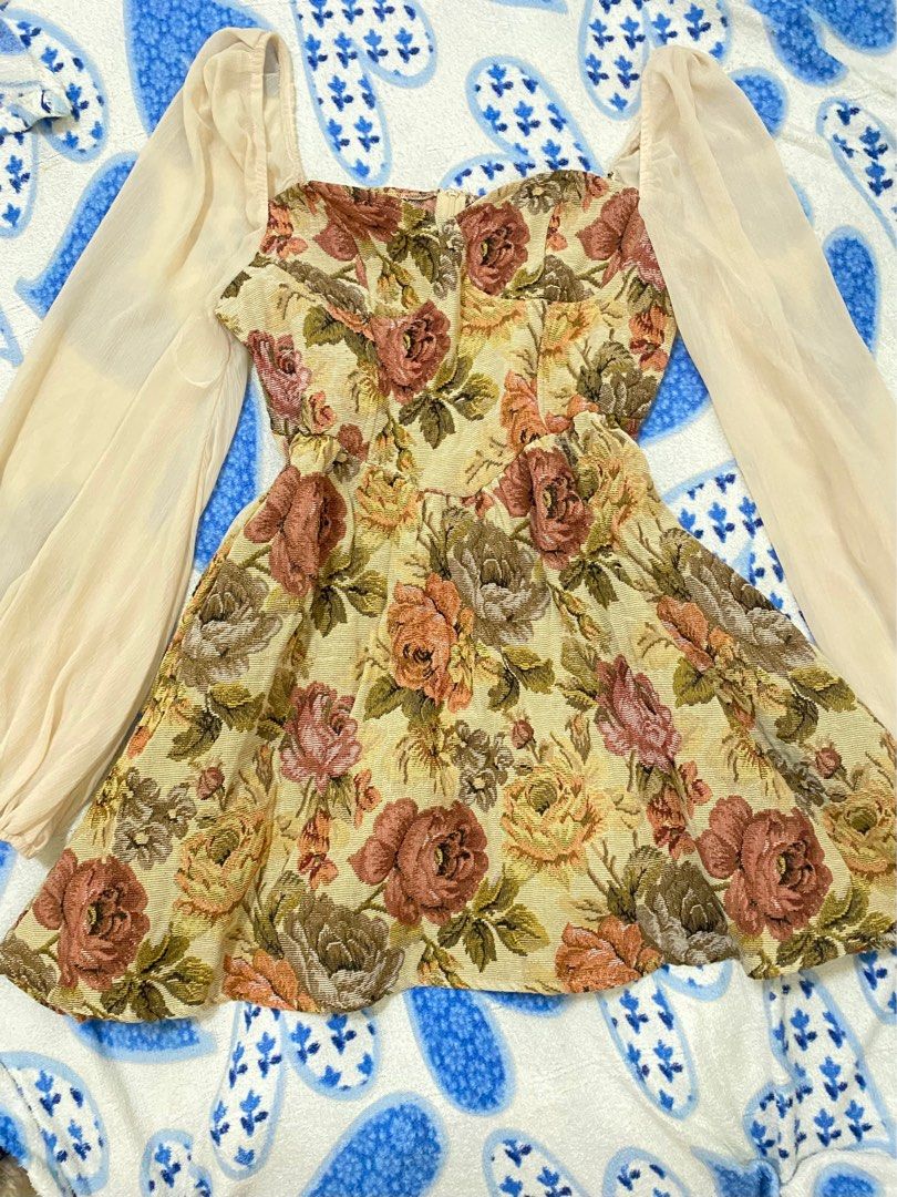 Floral Sleeved mini Dress (Category: Dresses) located in Balanga. Submitted by ziggy1122 (Listing ID 1305923769, Image 1). Description: Never been used. Bought sa Shein. Fabric is polyester and non stretchy. Size is Large Length 90cm Sleeve length 72.7 cm Bust 98 cm Waist 79cm Hip 188 cm Cuff 20.5cm Bicep length 45 cm .