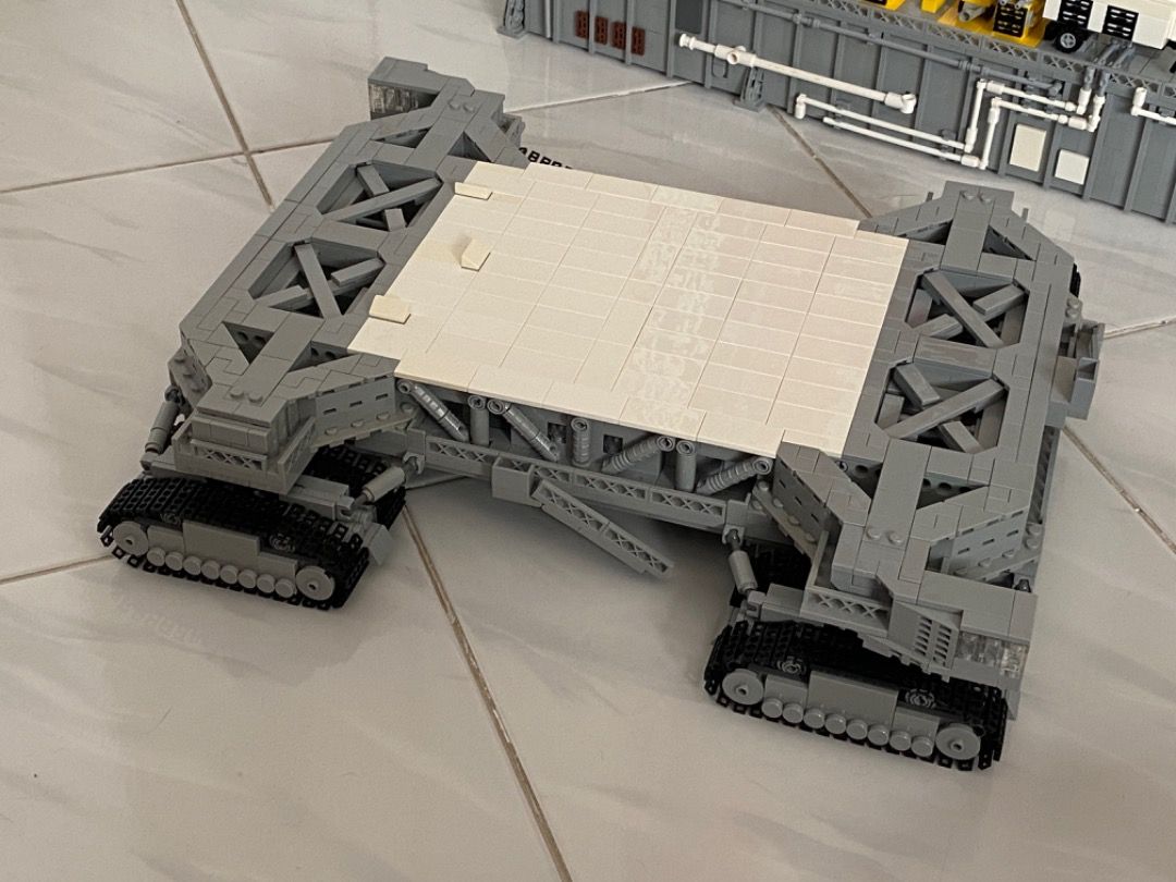 LEGO MOC 1 110 Scale Apollo LUT Saturn V Crawler Display Case 15 000 pieces