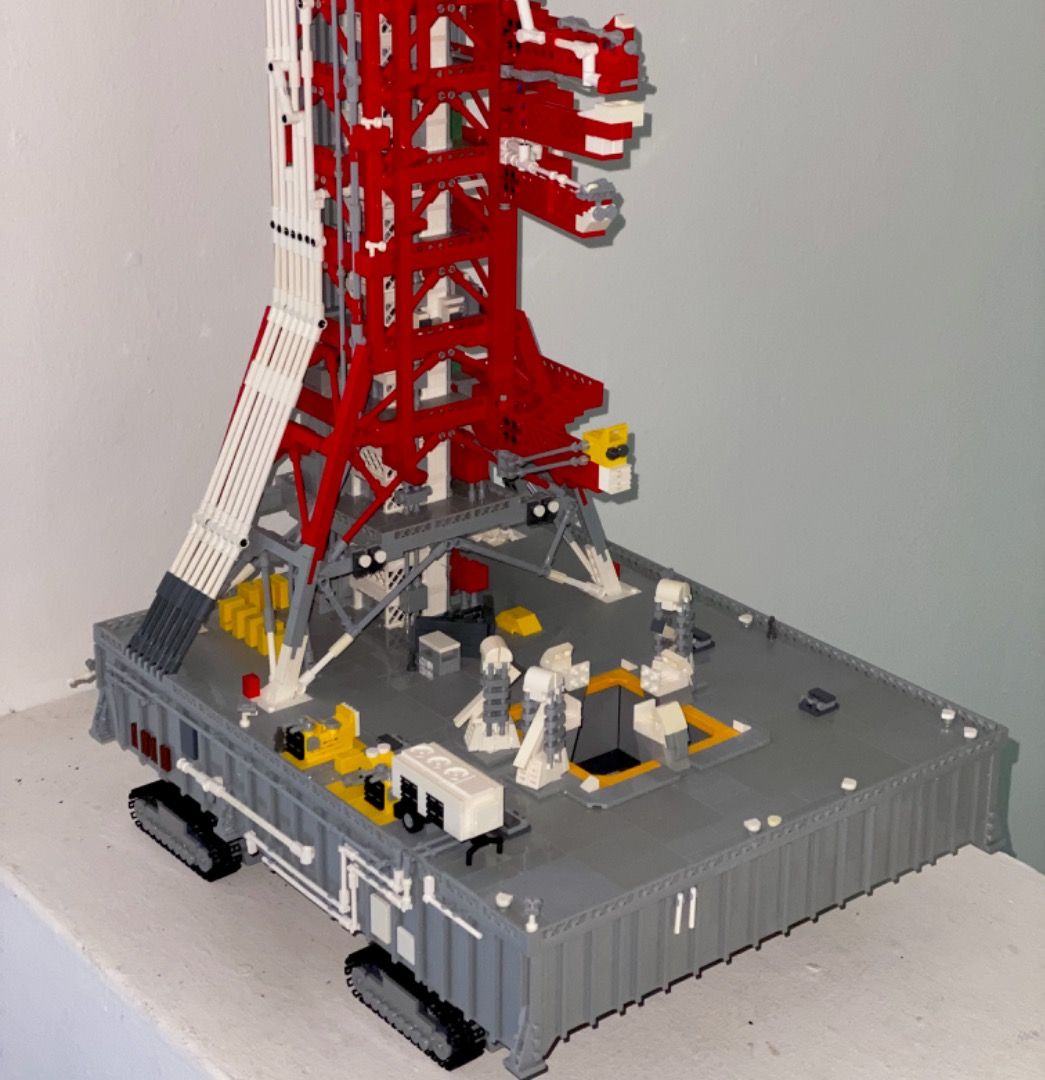 LEGO MOC 1 110 Scale Apollo LUT Saturn V Crawler Display Case 15 000 pieces