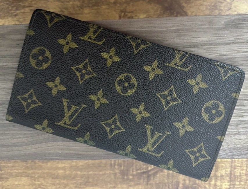 LV Monogram Checkbook Wallet - PRELOVED (Category: Luxury Bags & Wallets) located in San Fernando. Submitted by closetcontent (Listing ID 1305876591, Image 1). Description: Coded.