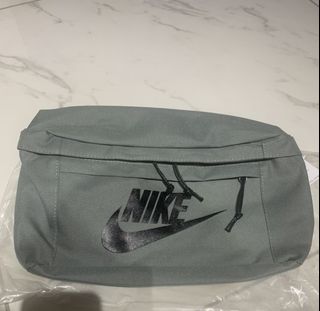 (Category: ) located in . Submitted by buysellcloset (Listing ID 1251439377, Image 1). Description: .