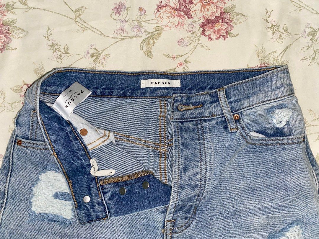 Pacsun Shorts (jorts vibes) (Category: Shorts) located in Manila. Submitted by km110103 (Listing ID 1305886113, Image 2). Description: May look fitted in the picture, but it’s giving jorts when worn. More inclined to accept lower prices if multiple items are purchased..