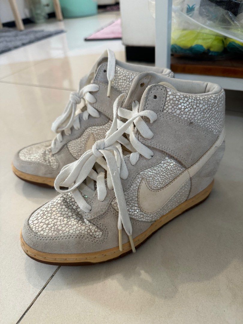 Sepatu sneakers wanita hak nike