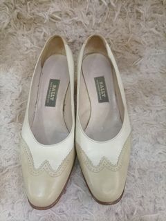 VINTAGE Nancy Bally court shoes 1980s | beige and cream brogue style | block heel shoes