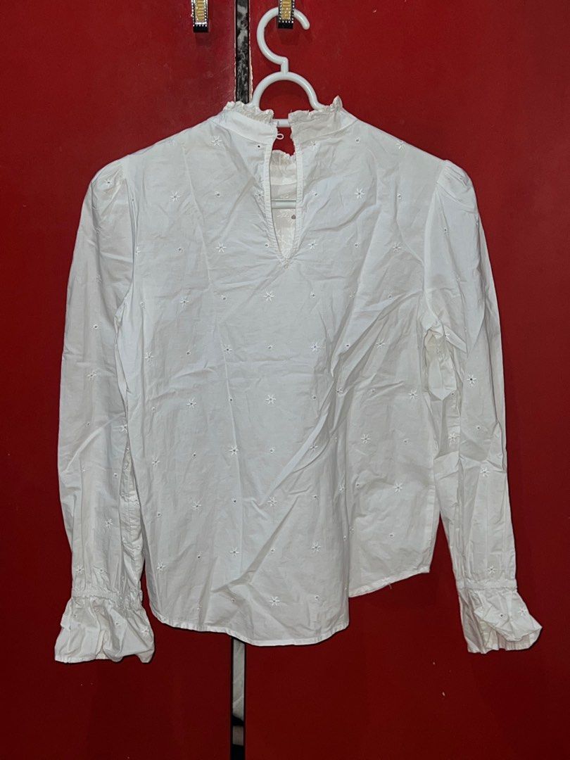 Zara White Longsleeves (Category: Longsleeves) located in Manila. Submitted by _glowkey (Listing ID 1305997222, Image 2). Description: .
