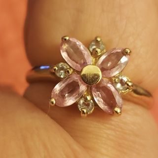 9k solid yellow gold, vintage flower ring size 7