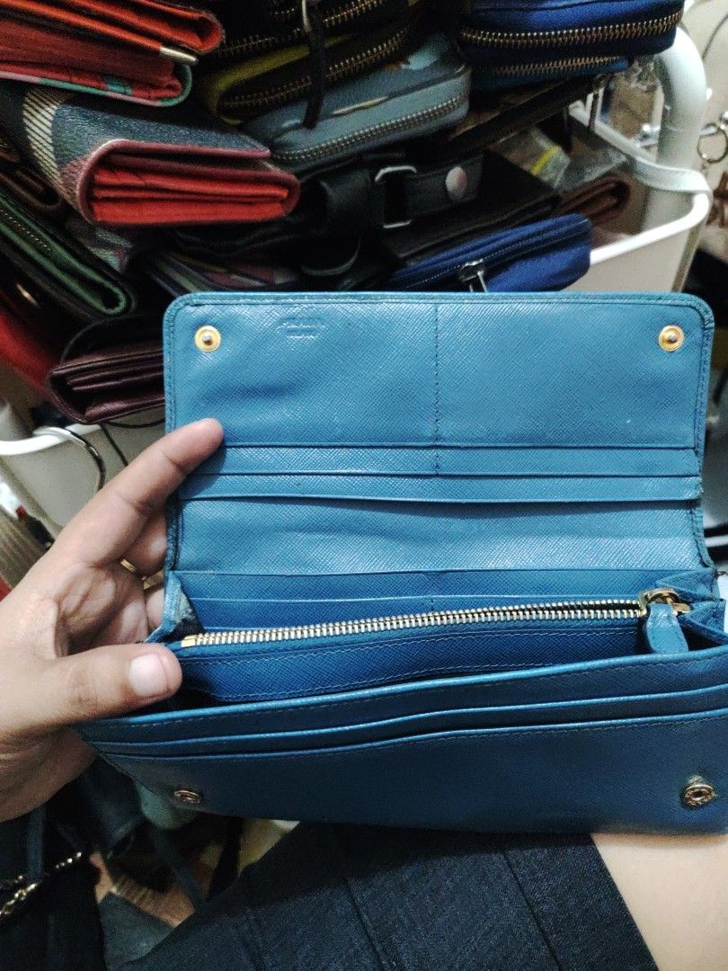 Authentic Prada (Category: Luxury Bags & Wallets) located in Zamboanga. Submitted by Clairey03 (Listing ID 1301459742, Image 3). Description: authentic overused or project lampo zip . mahirap picturan.
