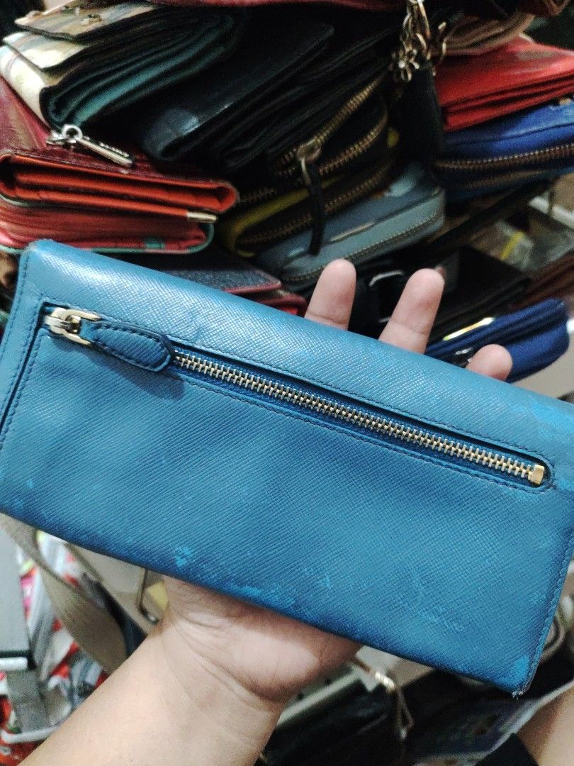 Authentic Prada (Category: Luxury Bags & Wallets) located in Zamboanga. Submitted by Clairey03 (Listing ID 1301459742, Image 2). Description: authentic overused or project lampo zip . mahirap picturan.