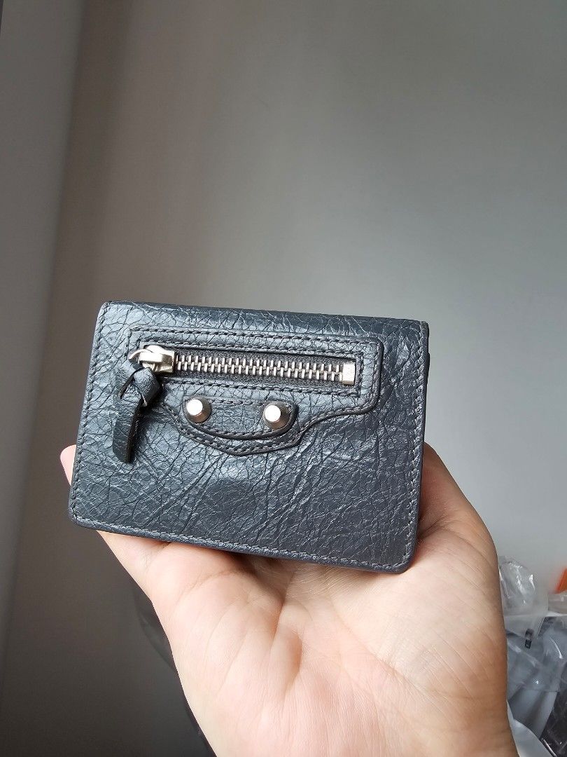 Balenciaga Small Wallet (Category: Luxury Bags & Wallets) located in Davao. Submitted by declutter14 (Listing ID 1301426617, Image 2). Description: Preloved Authentic Balenciaga Grey Compact Fold Wallet with coin slot BAWAL SA BARAT, NOT UKAY² ! PAYMENT: PALAWAN, ML SG BASED SG TO PH ANG SHIPPING.