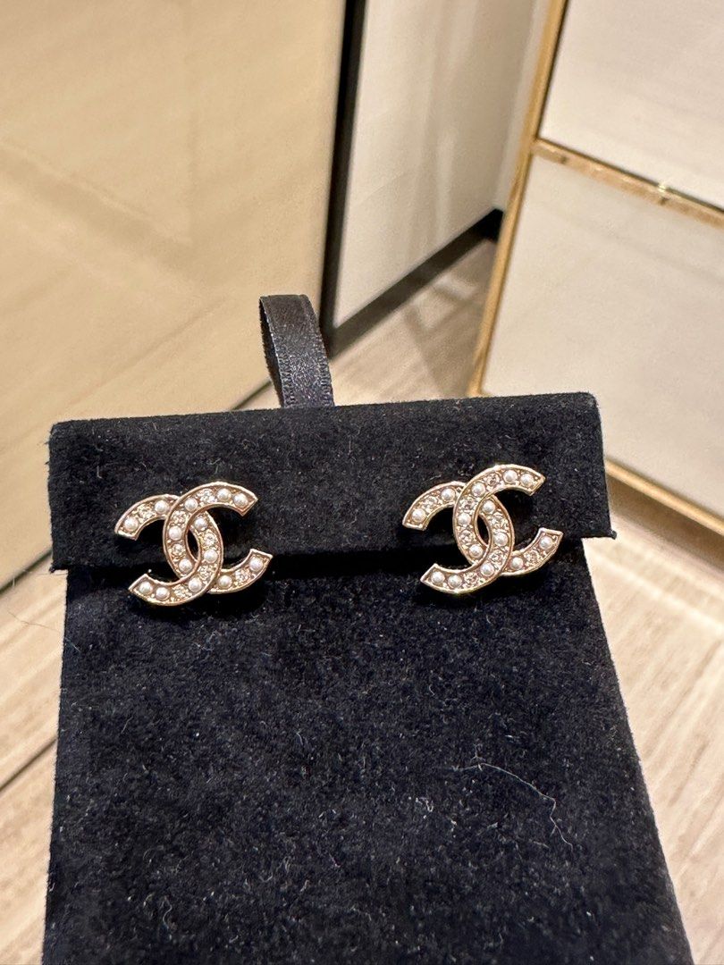 CHANEL Gold Stud Earrings 100 AUTHENTIC BRAND NEW ABB771
